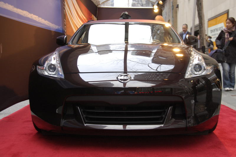 Illustration for article titled 2010 Nissan 370Z Roadster Drops Top Live In New York